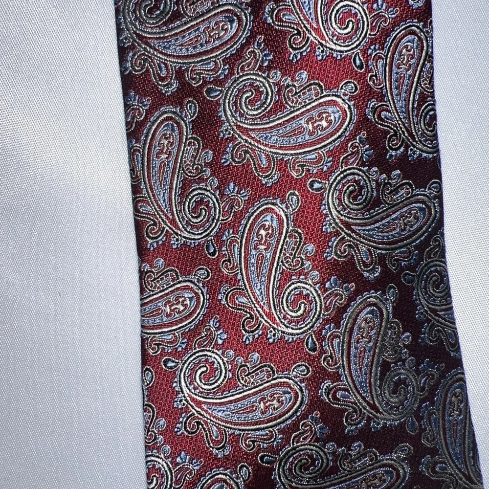 Jos. A. Bank Men's Tie 100% Silk burgundy‎ paisley Necktie Business Formal 207